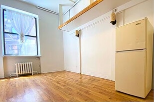 14 St Marks Pl in New York, NY - Building Photo