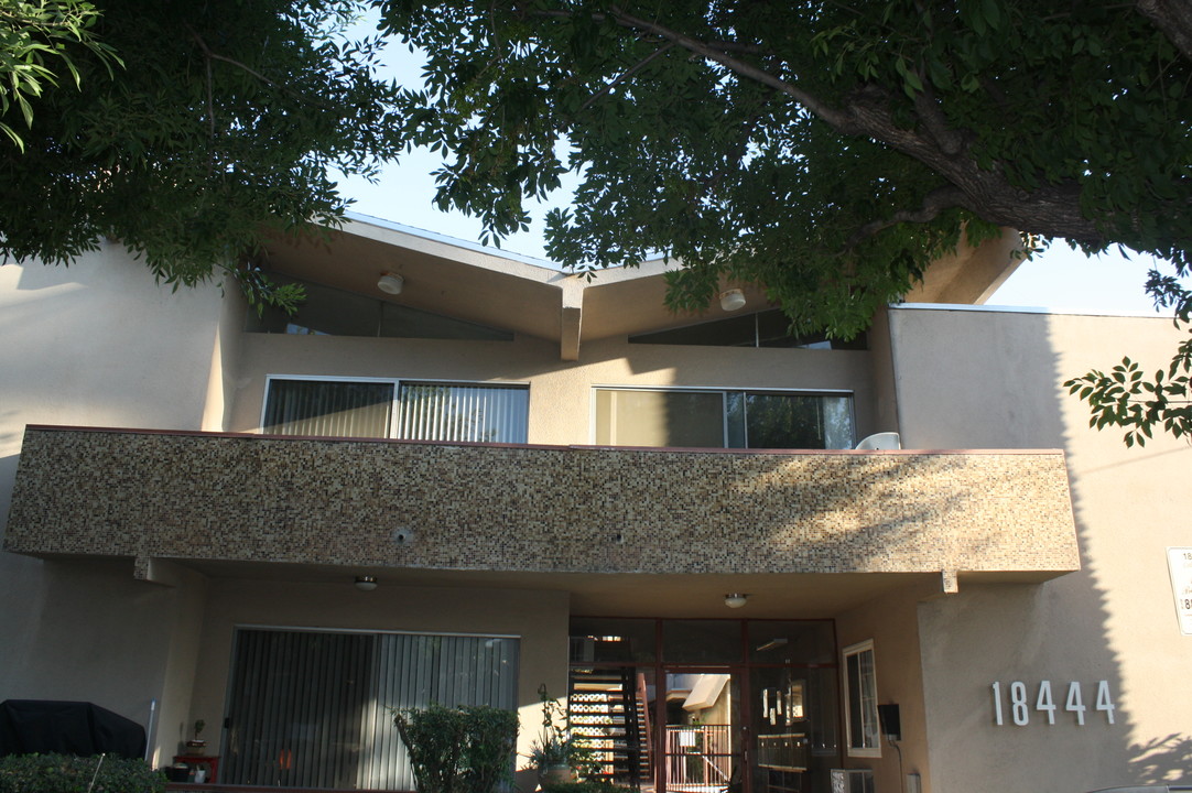 18444 Collins St in Tarzana, CA - Building Photo