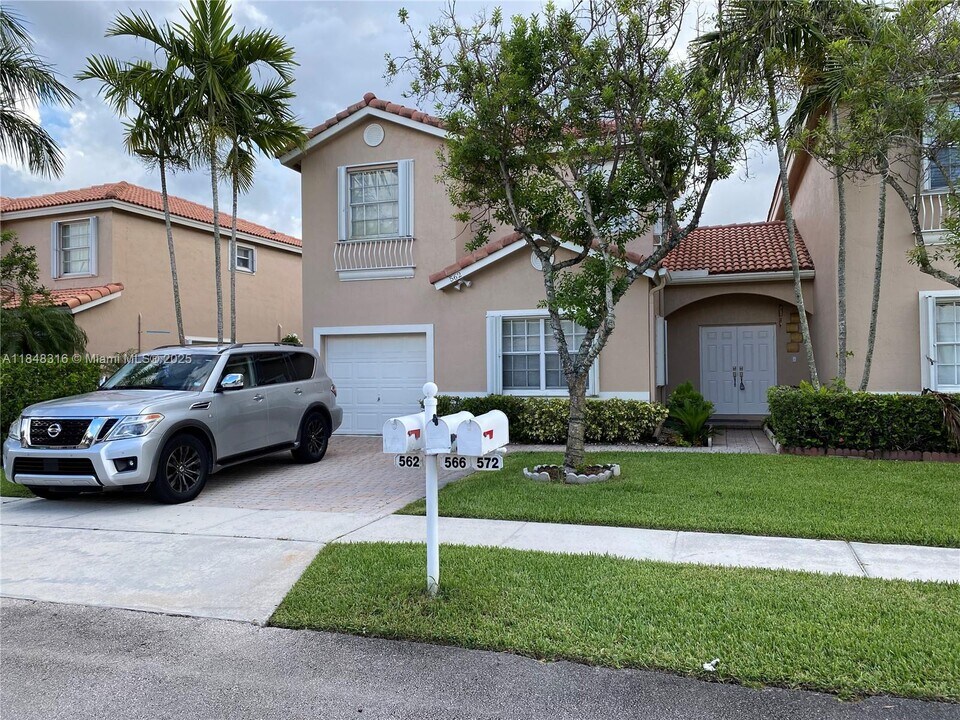 562 NW 130th Ave in Pembroke Pines, FL - Building Photo