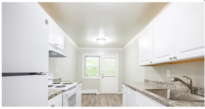 Maple Crest Apartments at Dix Hills in Deer Park, NY - Building Photo - Building Photo