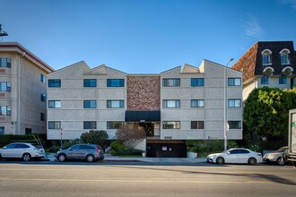 5325 Lindley Ave, Unit 301 in Tarzana, CA - Foto de edificio - Building Photo