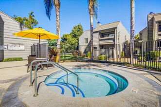 Stoneybrook Apartments in Modesto, CA - Foto de edificio - Building Photo