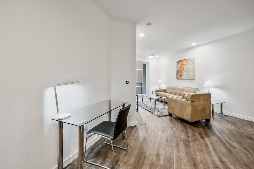 375 Camino De La Reina in San Diego, CA - Foto de edificio