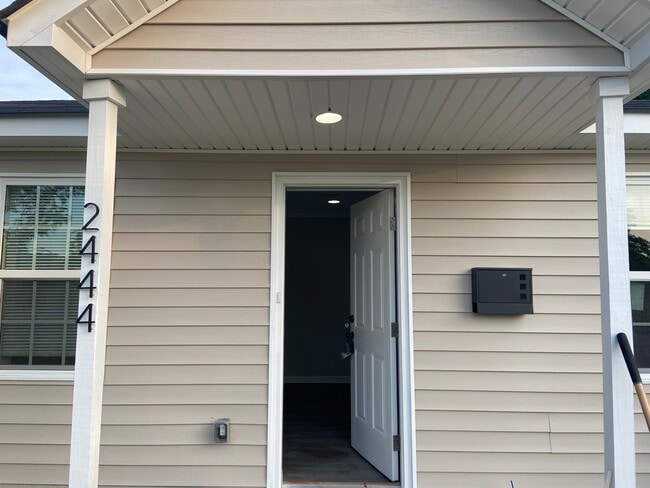 2444 Washington St, Unit 2444 in Columbia, SC - Foto de edificio - Building Photo