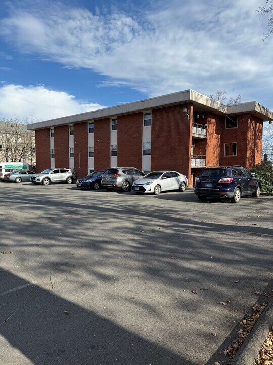 490 Burritt St in New Britain, CT - Building Photo