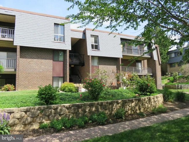 5 Stonehenge Cir, Unit #9 in Pikesville, MD - Foto de edificio - Building Photo
