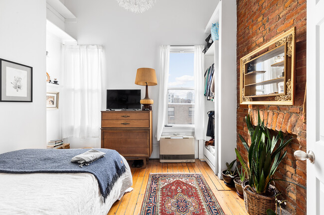 410 Lorimer St in Brooklyn, NY - Building Photo - Interior Photo