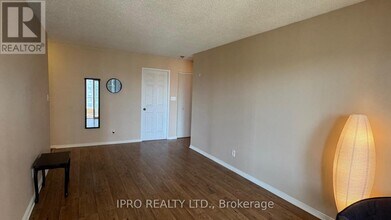 145-145 Hillcrest Ave in Mississauga, ON - Building Photo - Building Photo