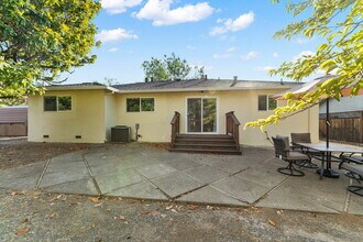 200 Los Ranchitos Rd in San Rafael, CA - Foto de edificio - Building Photo