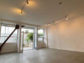 615 Hampton Dr, Unit A108 in Venice, CA - Building Photo - Building Photo
