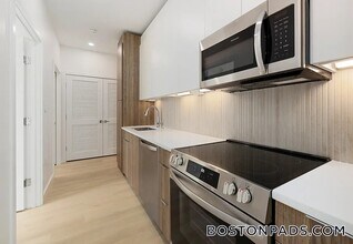 87 Oxford St, Unit 404 in Lynn, MA - Building Photo - Building Photo