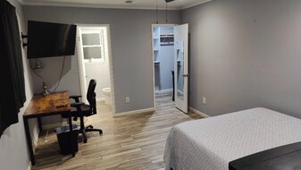 9635 Beverly Hill St in Houston, TX - Building Photo