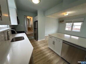 8 Laird Pl in Cliffside Park, NJ - Building Photo - Building Photo