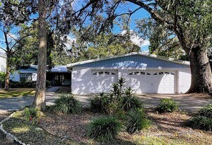 1601 Riverhills Dr in Tampa, FL - Building Photo