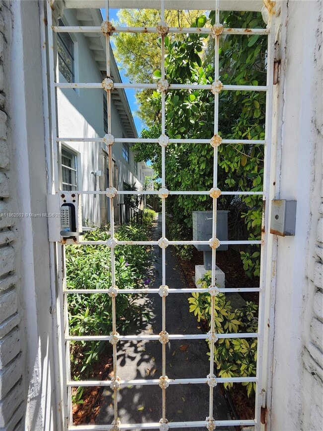 1557 Euclid Ave in Miami Beach, FL - Building Photo - Building Photo