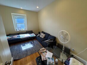 208 Holland St, Unit 2 in Somerville, MA - Foto de edificio - Building Photo