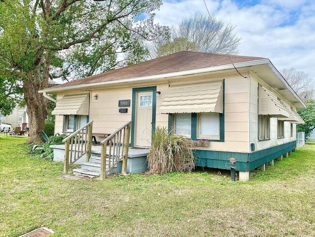 property at 1102 Dallas St