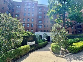 1 Broad Pkwy in White Plains, NY - Building Photo