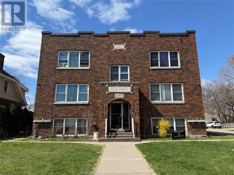 249 Pillette Rd in Windsor, ON - Building Photo
