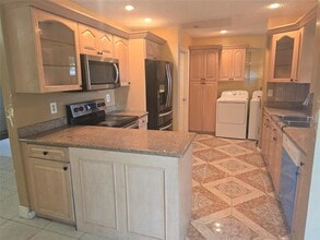 8241 SW 4th St in North Lauderdale, FL - Foto de edificio - Building Photo