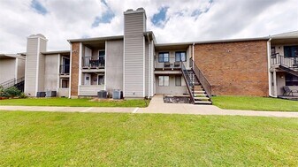 1901 Holleman Dr W, Unit 412 in College Station, TX - Building Photo