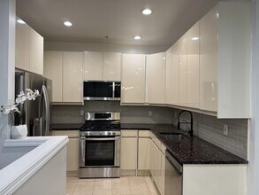 395 Kingston Ct in West New York, NJ - Building Photo - Building Photo