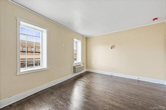 409 Plandome Rd in Manhasset, NY - Building Photo - Building Photo