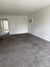 305-302 N Dwyer Pl in Anaheim, CA - Building Photo - Building Photo