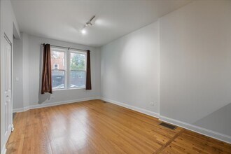 2341 W Montana St in Chicago, IL - Foto de edificio - Building Photo