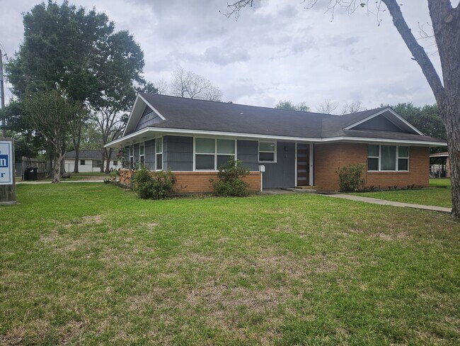 1518 Lawrence St in Rosenberg, TX - Building Photo - Building Photo