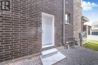 10 Huggins Dr in Whitby, ON - Building Photo - Building Photo