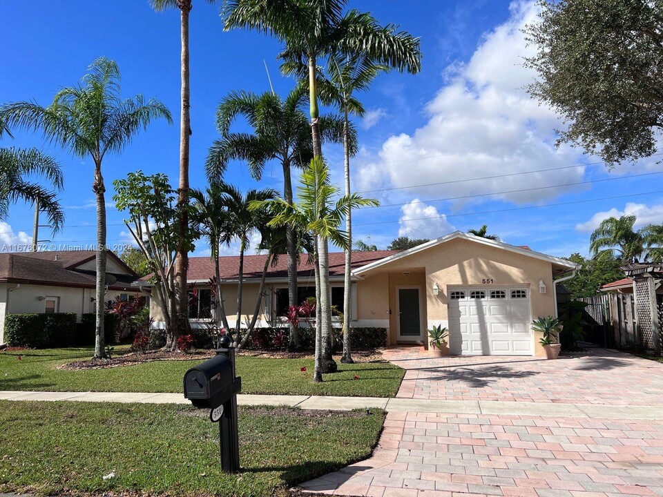 551 SW 169th Terrace in Weston, FL - Building Photo