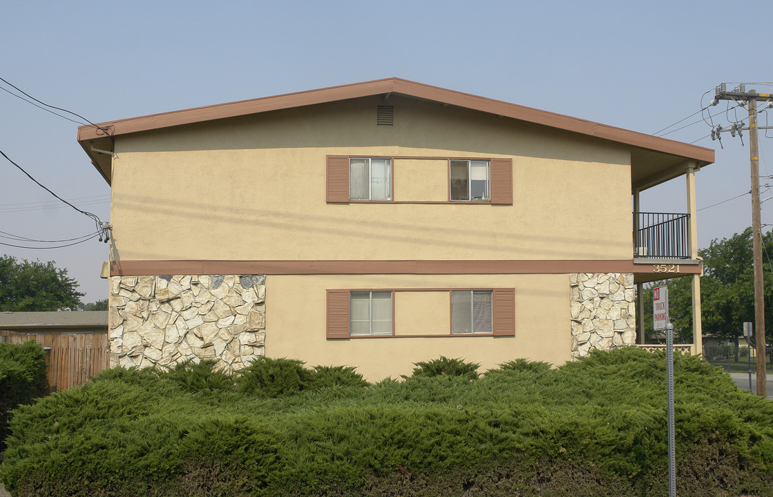 3521 Fairview Dr in Antioch, CA - Foto de edificio