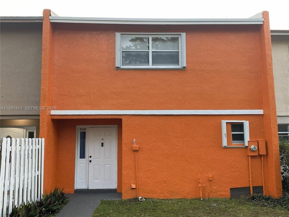 948 SW 74th Ave in North Lauderdale, FL - Building Photo