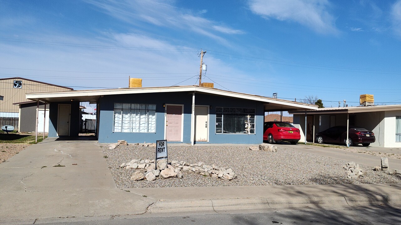 2203 W Juniper St in Roswell, NM - Foto de edificio