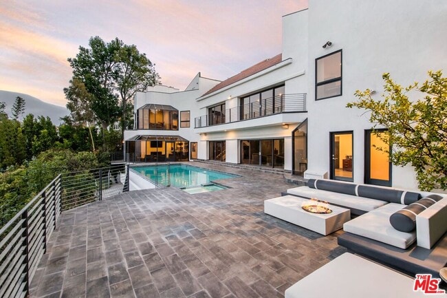 11955 Pinnacle Pl in Beverly Hills, CA - Building Photo - Building Photo