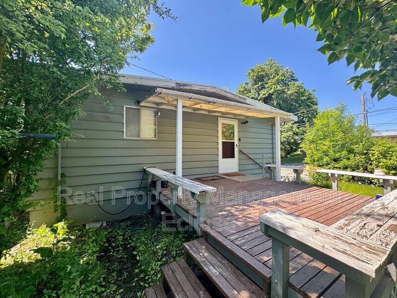 10323 NE 68th St in Kirkland, WA - Building Photo