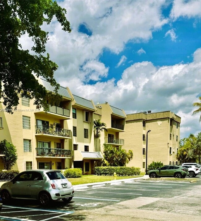 10431 N Kendall Dr in Miami, FL - Foto de edificio - Building Photo