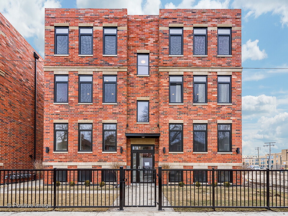 2106 N Natchez Ave in Chicago, IL - Building Photo