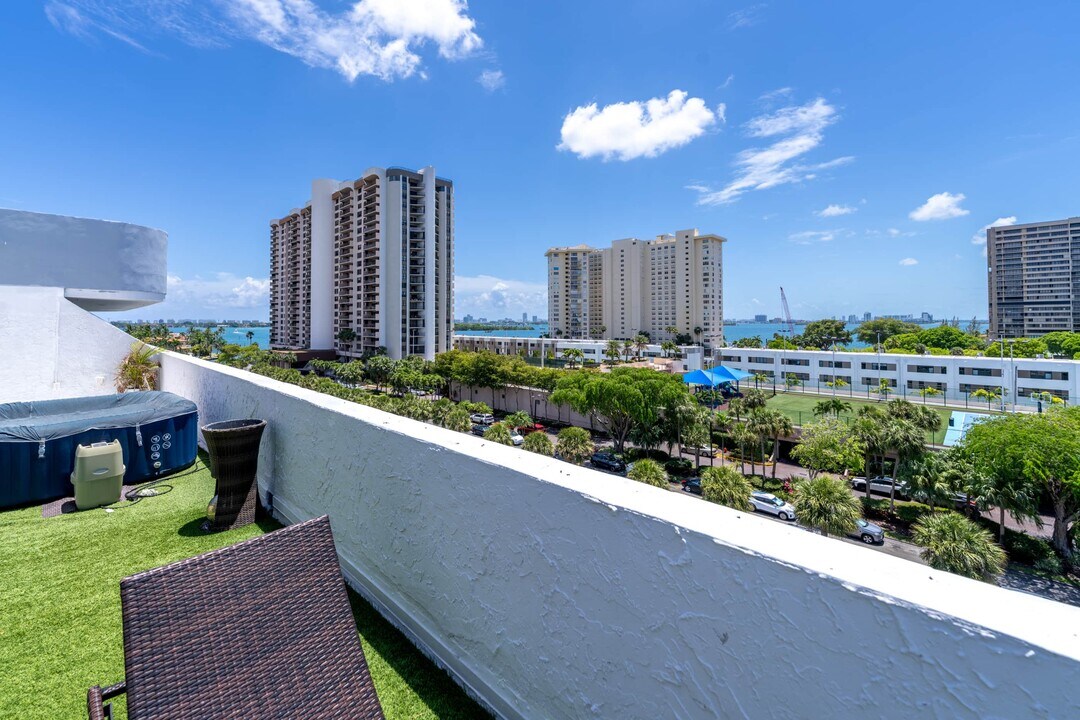 1650 NE 115th St in Miami, FL - Building Photo