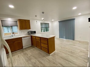 10732 20th Pl W in Everett, WA - Foto de edificio - Building Photo