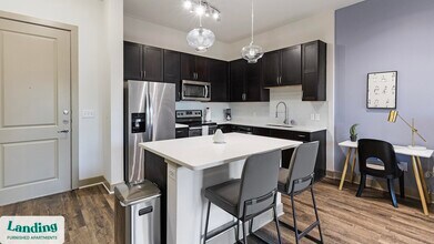 5005 Galleria Dr in Farmers Branch, TX - Foto de edificio - Building Photo