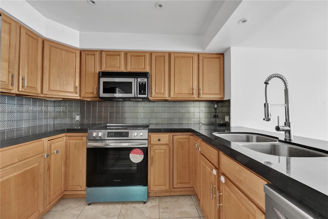 20335 W Country Club Dr in Aventura, FL - Building Photo