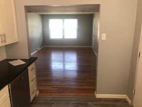 10136 Manchester Rd, Unit B in Kirkwood, MO - Foto de edificio - Building Photo