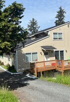1611 Lakeway Dr in Bellingham, WA - Building Photo
