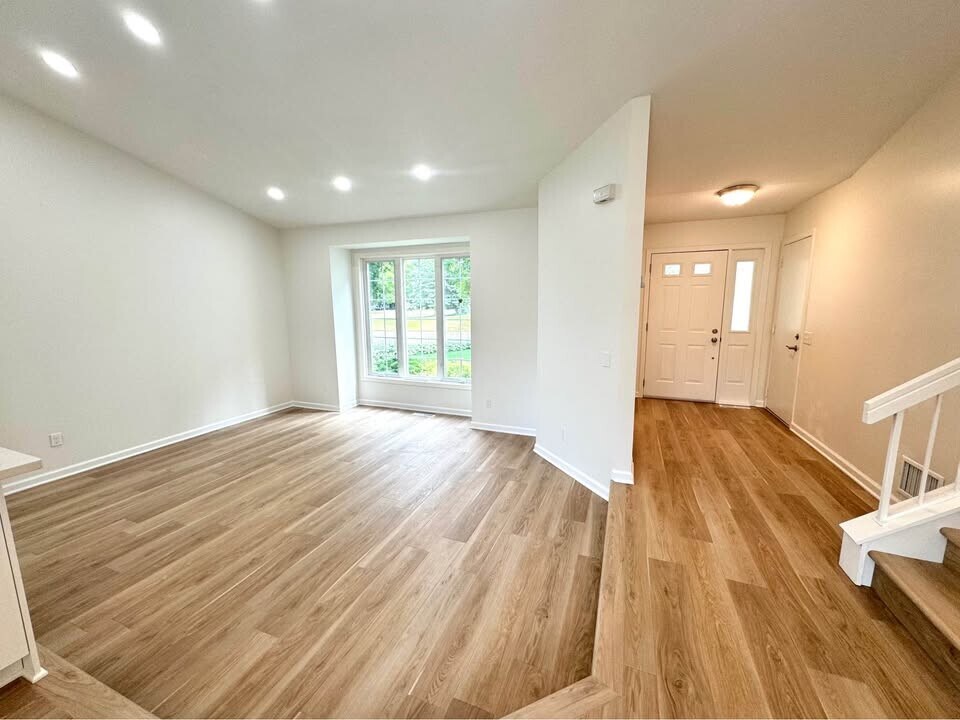 1084 Hummingbird Ln in Eagan, MN - Foto de edificio