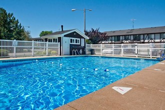 Camelot Apartments in Kenosha, WI - Building Photo - Building Photo