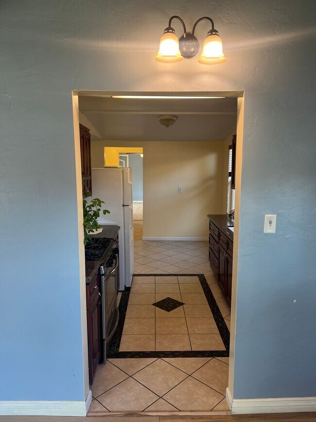 1008 Radcliffe Ave in Bakersfield, CA - Building Photo - Building Photo