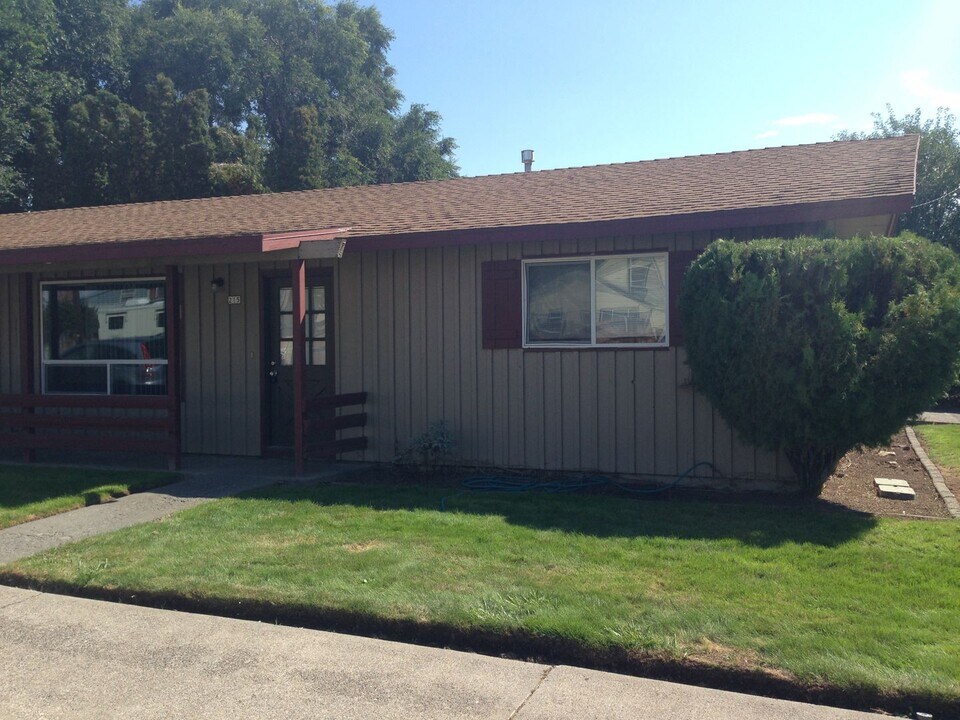 215-217 SE E St in Madras, OR - Building Photo