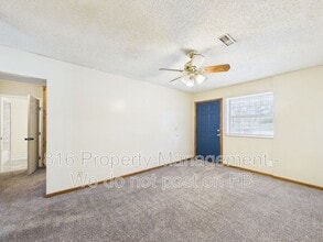 402 S Commercial Ave in Smithville, MO - Building Photo - Building Photo